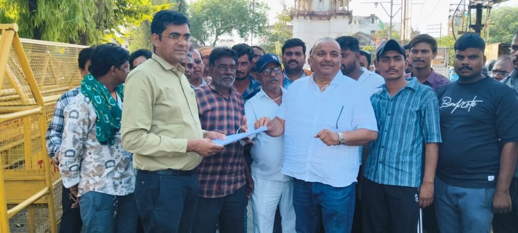 गैस की मुनाफ़ाख़ोरी के खिलाफ ऑटो चालकों का विरोध 