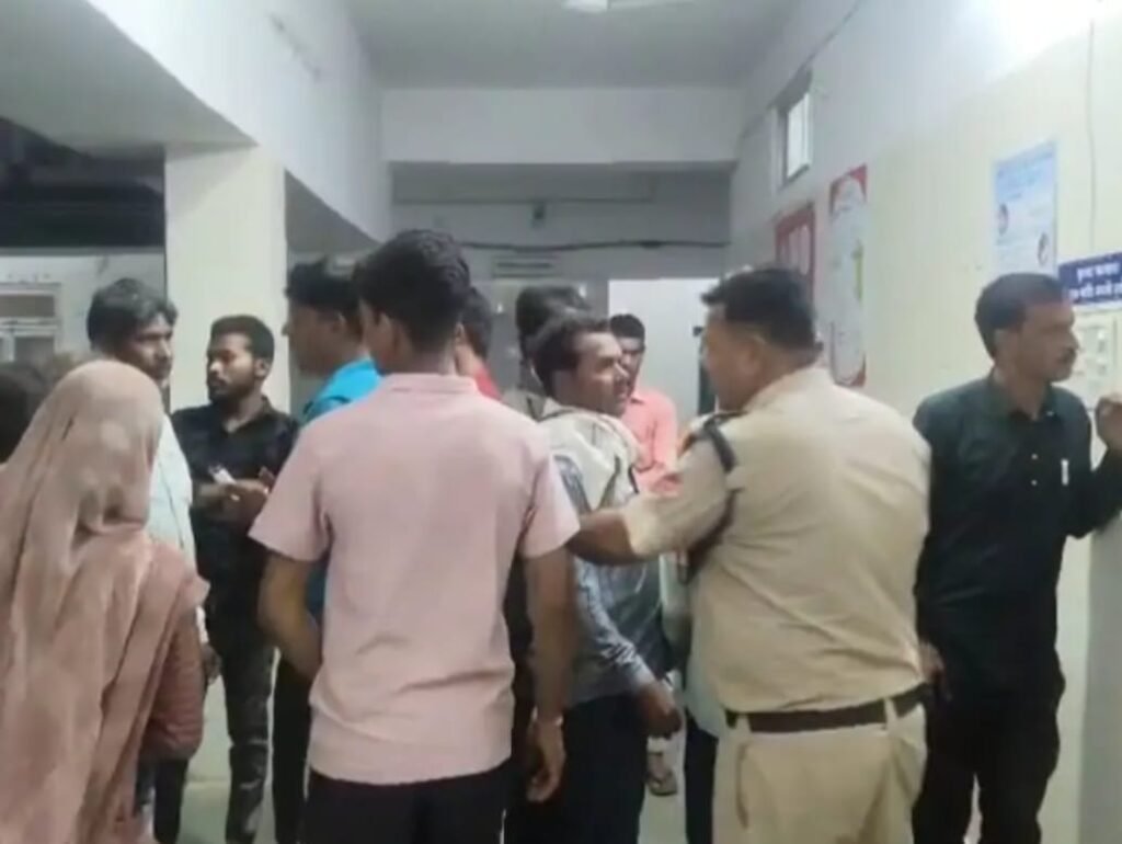 टीकमगढ़ में बुलेरो ने ट्रैक्टर-ट्रॉली को मारी टक्कर, जवारे विसर्जन से लौट रहे 22 श्रद्धालु घायल