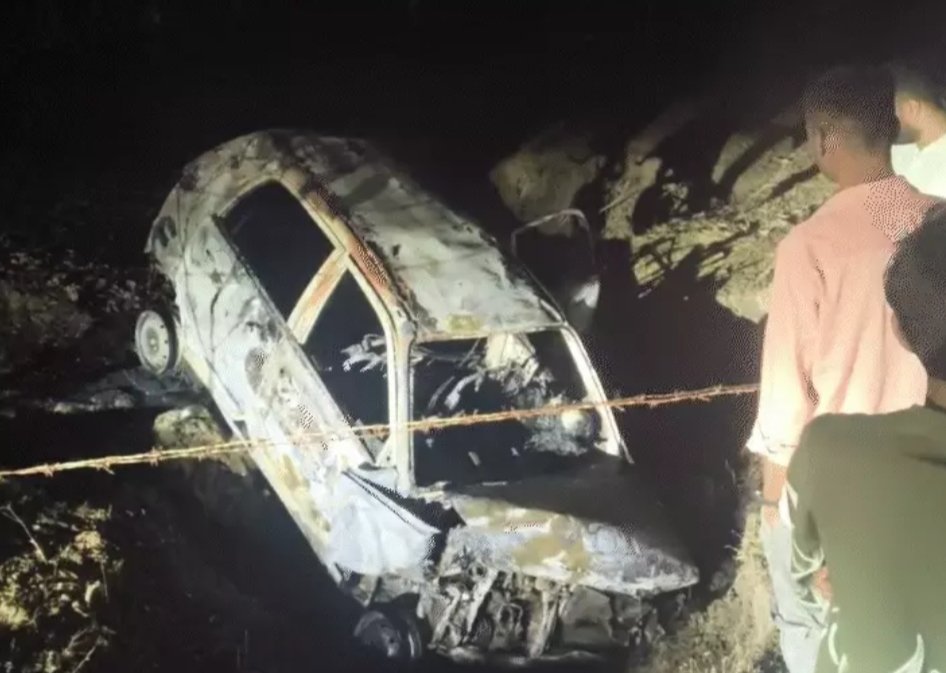 गड्ढे में जा समाई कार, तीन जिंदा जले