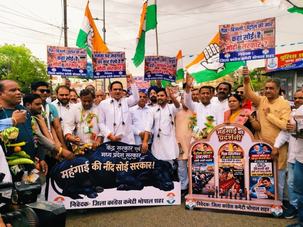 बढ़ती महंगाई और बिजली दरों के खिलाफ कांग्रेस का प्रदर्शन, ढोल-मजीरे बजाकर सरकार को जगाने की कोशिश