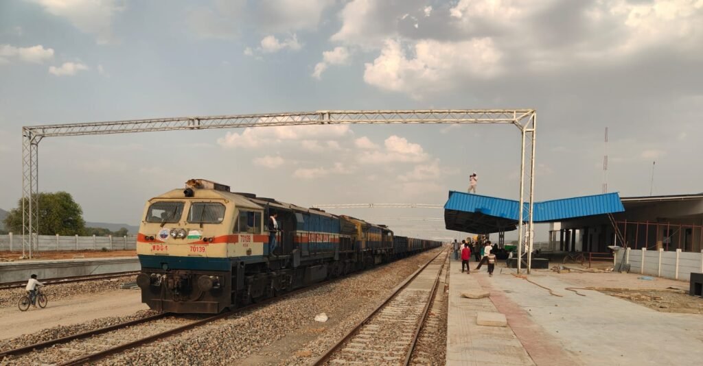 ​सीधी रेल परियोजना: रामपुर नैकिन-चुरहट ट्रैक तैयार, पहली बार पहुंचा डीजल इंजन