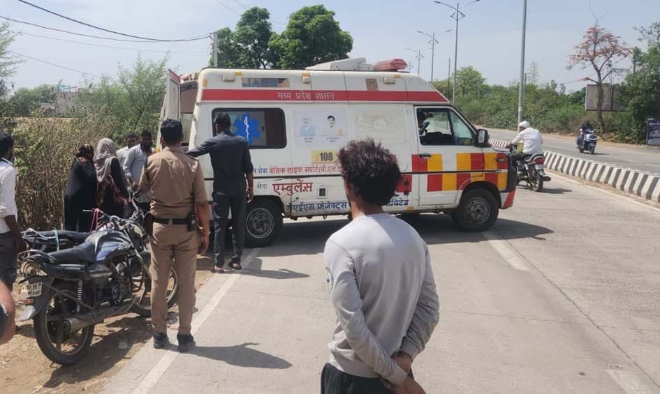 सीहोर में मानवता शर्मसार: एंबुलेंस नहीं मिली तो बाइक पर ले जाना पड़ा, बीच सड़क पर हुआ महिला का प्रसव