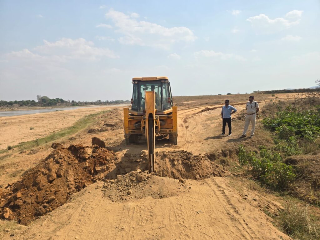 गोतरा घाट पर रेत परिवहन रोकने प्रशासन की कार्रवाई, मार्ग अवरुद्ध व वाहन जब्त