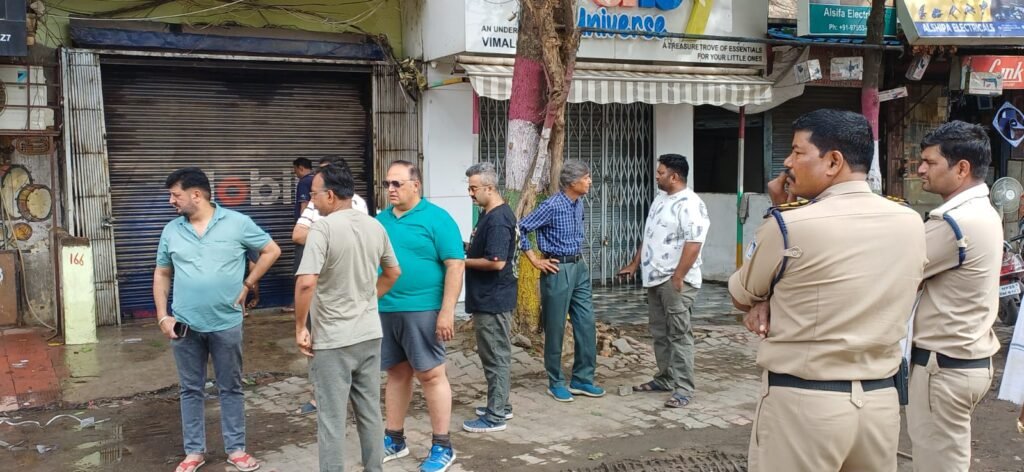 तीन मंजिला भवन में भड़की आग ने मचाया कोहाराम 