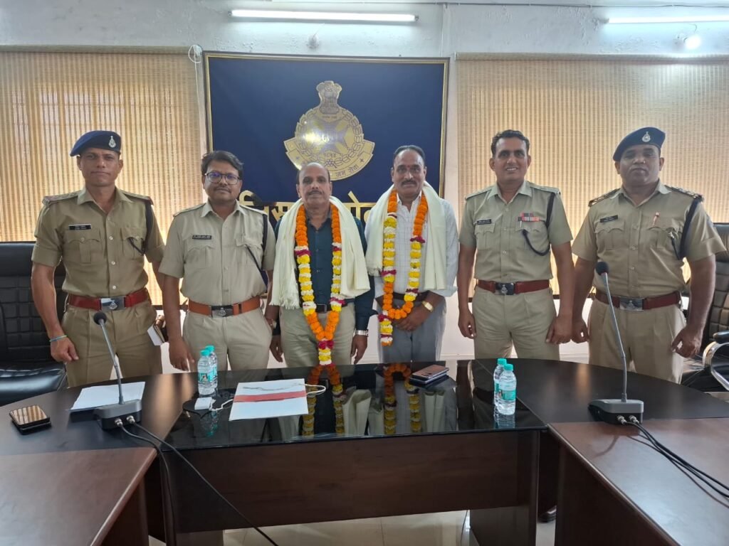 सेवानिवृत्ति पर पुलिस अधिकारियों को दी गई विदाई