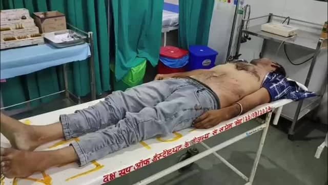 अज्ञात वाहन की टक्कर से बाइक सवार बेटे की मौत, मां की हालत नाजुक