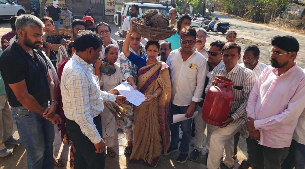 कांग्रेस का कलेक्ट्रेट में चूल्हे-कंडे लेकर प्रदर्शन सरकार को दी उग्र आंदोलन की चेतावनी