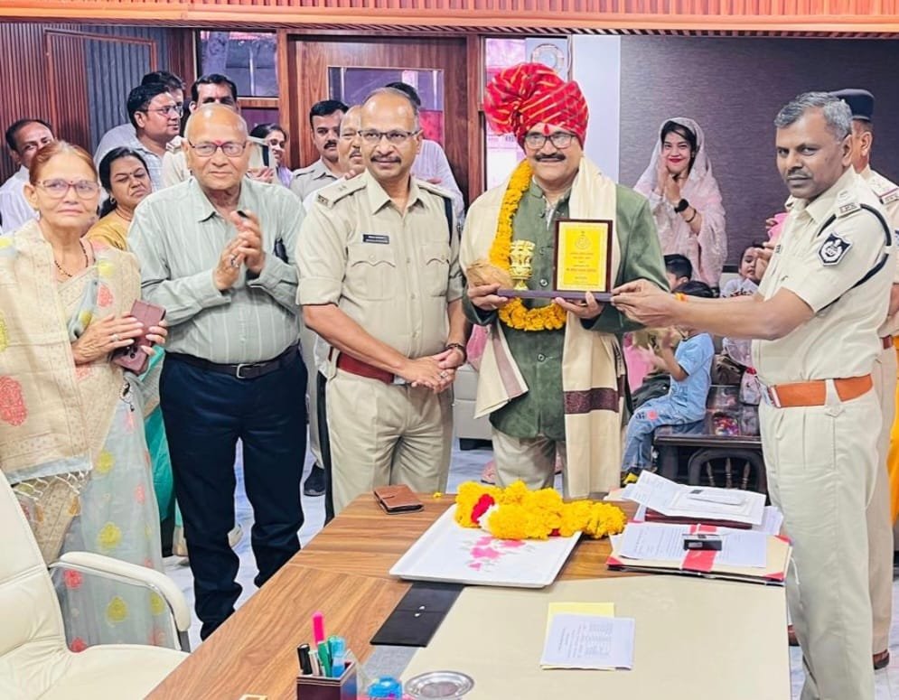 सम्मानपूर्वक विदाई: उपनिरीक्षक श्रीधर चंदेरिया सेवानिवृत्त  पुलिस अधीक्षक ने सराहा