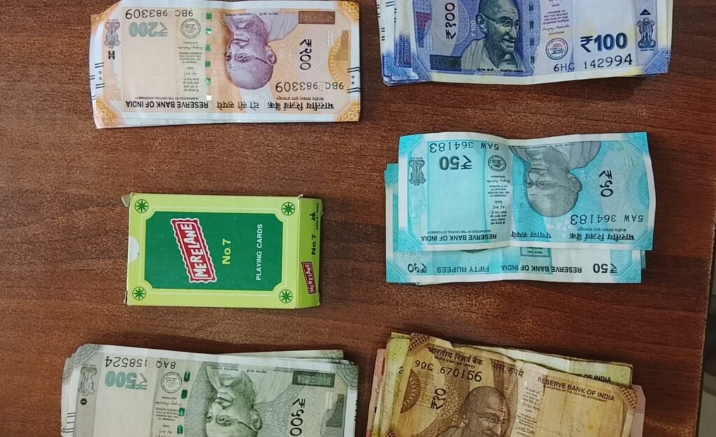 छत पर जुआ खेल रहे 11 जुआरी गिरफ्तार