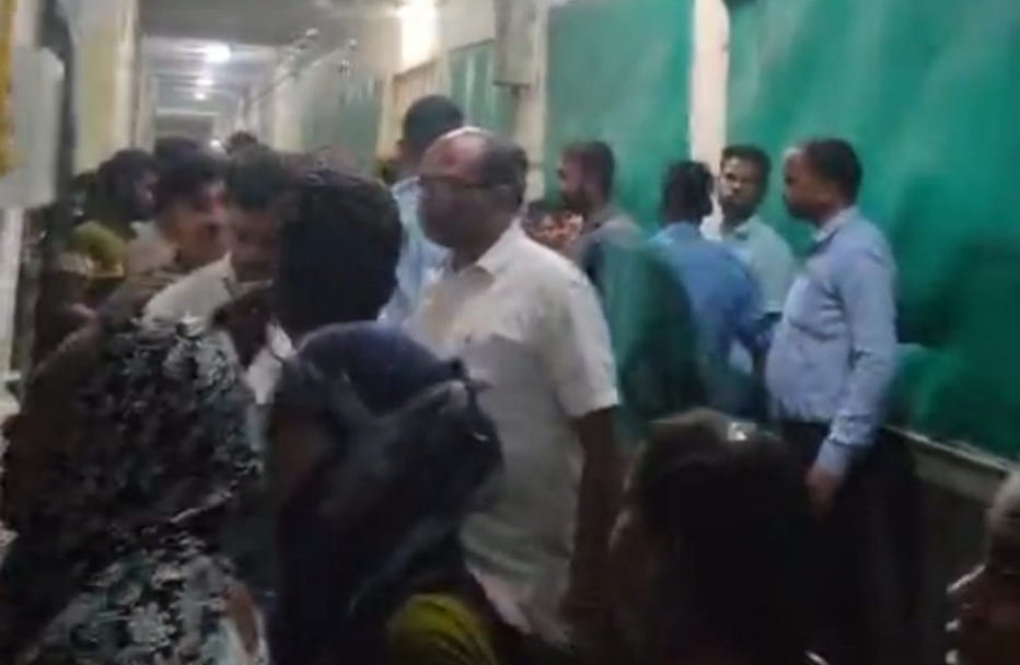 बच्चा वार्ड के वेटिंग रूम में लगी आग