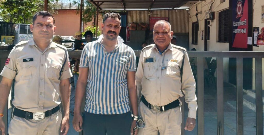 जिलाबदर बदमाश पर केस दर्ज