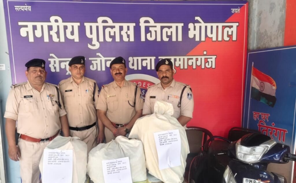 अवैध देशी शराब तस्कर गिरफ्तार पुलिस ने स्कूटी भी की जब्त 