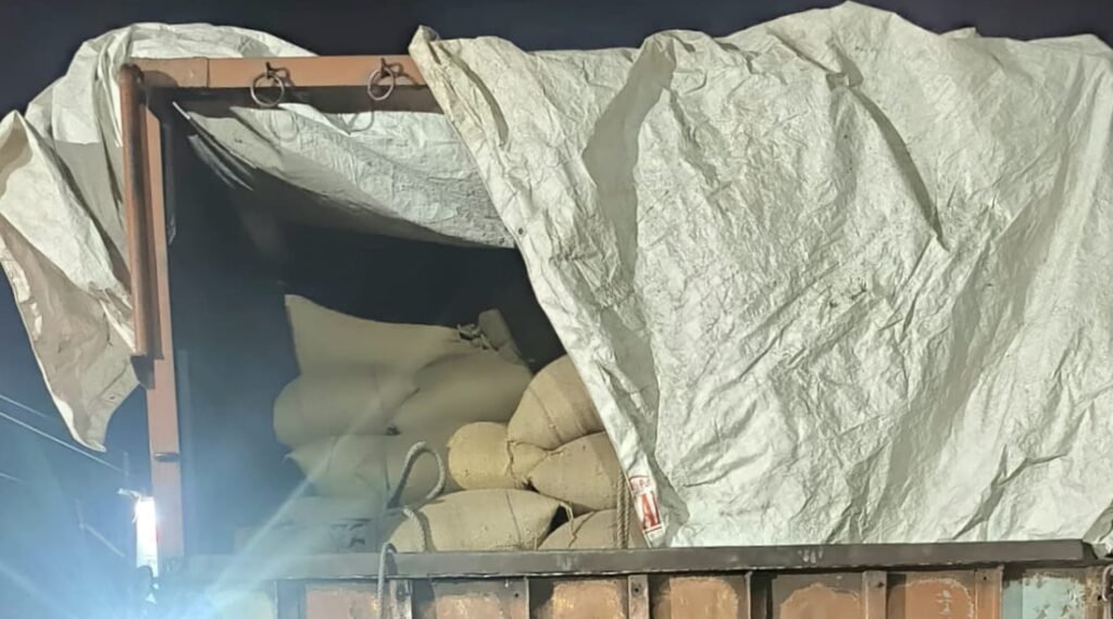 एक्सीडेंट के बाद ट्रक से गेंहू की बोरियां भरकर स्कॉर्पियो से फरार हुए आरोपी