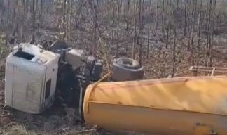 पहाड़ी से टकराकर बल्कर पलटा, चालक गंभीर 