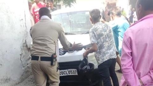 कार ने मचाया तांडव, युवक की मौत, दो बच्चों समेत 3 घायल