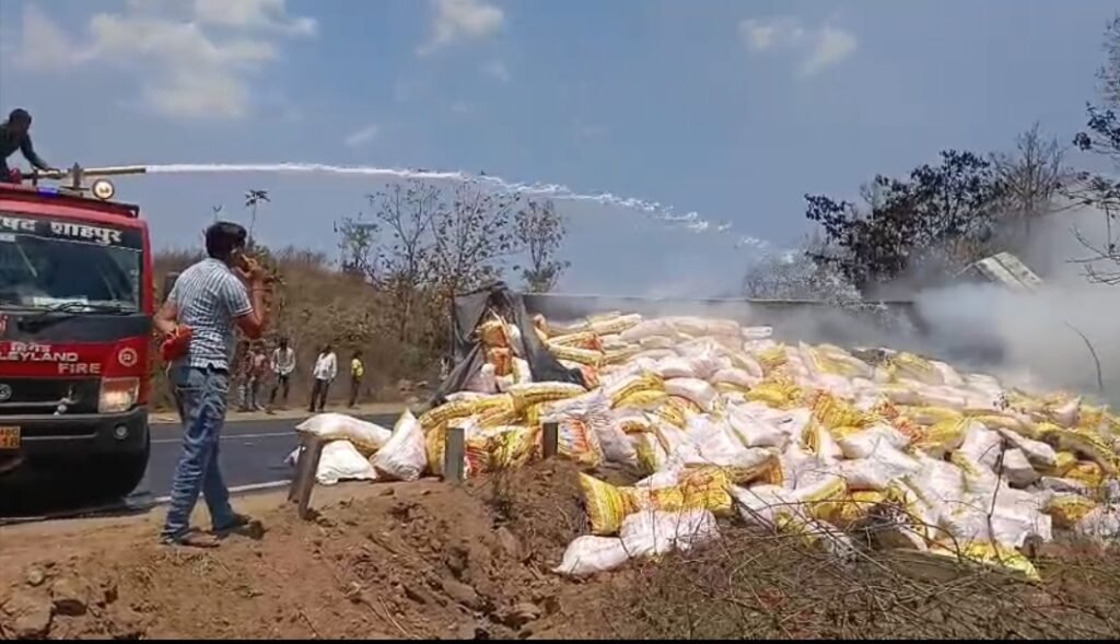 बैतूल-भोपाल नेशनल हाईवे पर पलटा कपास की खली से भरा ट्राला, आग लगने से इंजन खाक; चालक सुरक्षित