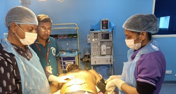 राजगढ़ जिला अस्पताल में डॉक्टरों ने दिखाया कमाल: हार्वेस्टर से कटे पेट को 30 टांके लगाकर दी नई जिंदगी