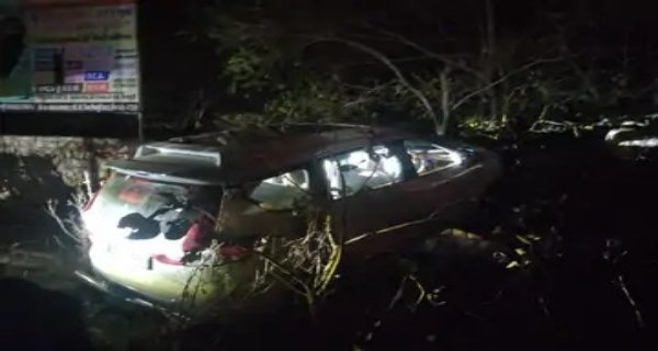 तेज रफ्तार आर्टिका कार सिंधिया छत्री की दीवार से टकराई, बड़ा हादसा टला