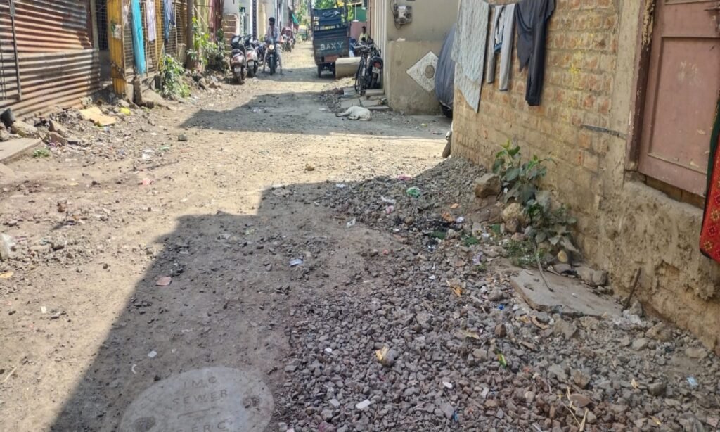 अधूरी सडक़ पर बने गड्ढे और बिखरी गिट्टी से रहवासी परेशान