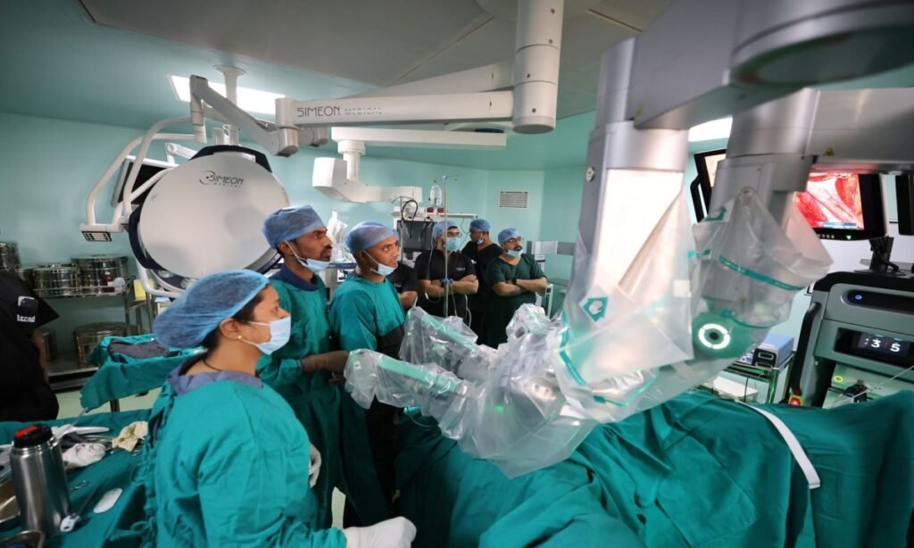 देश में पहली बार किसी स्वास्थ्य शिविर में हुई रोबोटिक सर्जरी