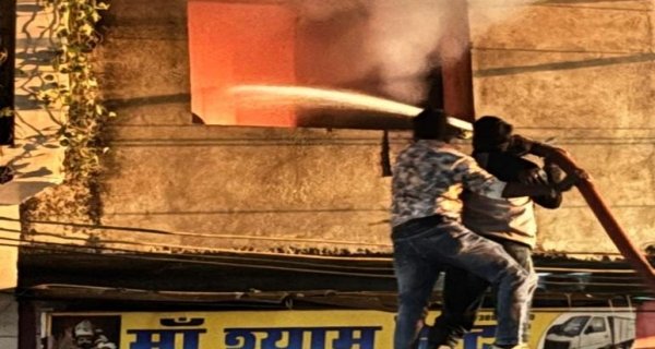 लक्ष्मीगंज में हरेशिव मैरिज गार्डन के पास भीषण आग