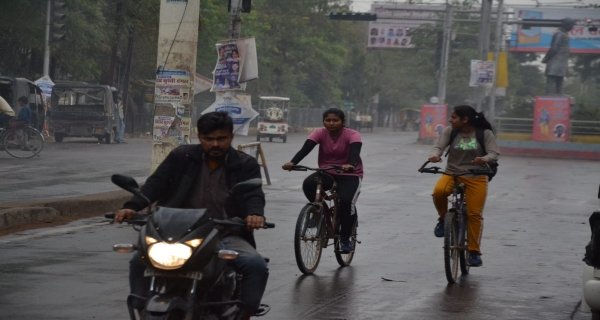 तेज हवा और बूंदाबांदी से 10 डिग्री नीचे गिरा पारा