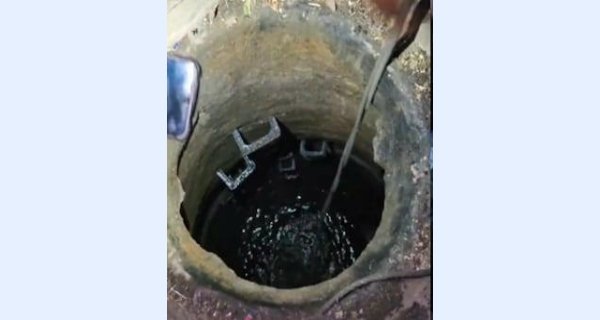 ड्रेनेज लाइन के चेंबर में पाइप निकालने उतरे दो सफाईकर्मी की मौत