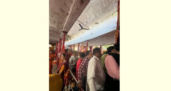 त्रिपुर सुंदरी मंदिर में उमड़ा भक्ति का सैलाब