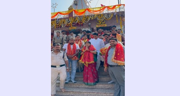 प्रभारी मंत्री ने किये मां शारदा देवी के दर्शन