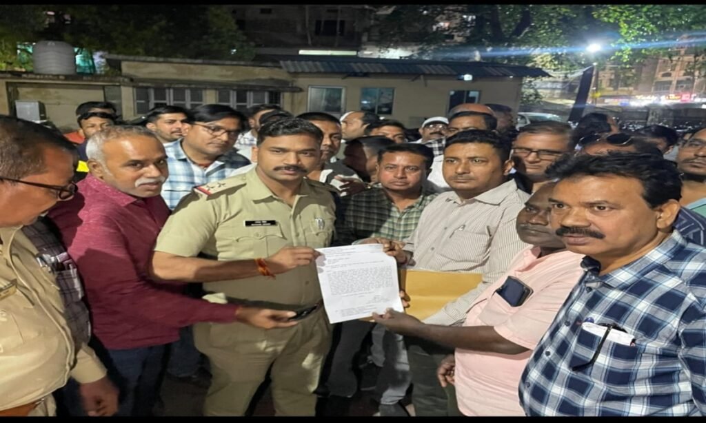 सुसाइड मामले में साथी कर्मियों ने घेरा रांझी थाना, प्रदर्शन