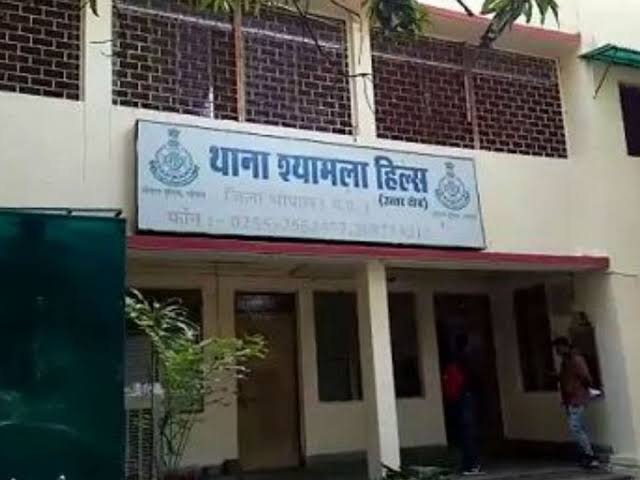 मानव संग्रहालय के पास कार में छलक रहे थे जाम, पुलिस ने 5 युवकों को दबोचा
