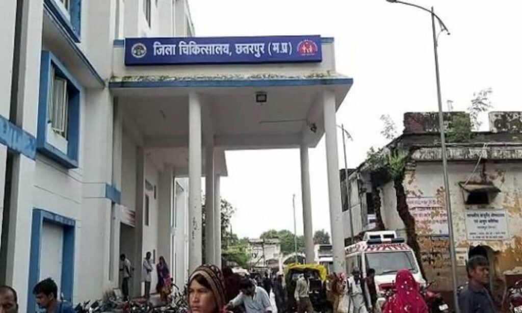 छतरपुर जिला अस्पताल में अंधेरा: घंटों बिजली गुल, ब्लड बैंक में तड़पते रहे मरीज