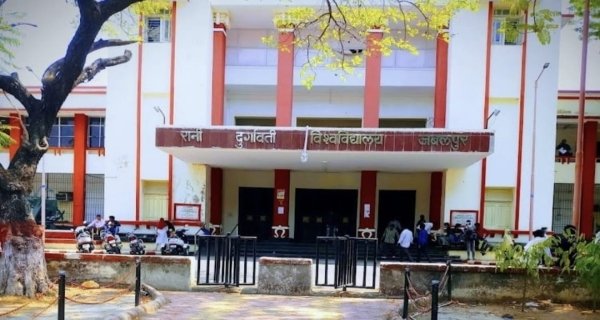 नोटिस का जवाब देने की बजाय प्रोफेसर ने दे दिया इस्तीफा