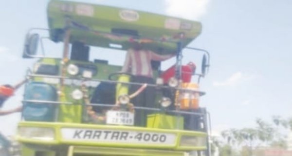 चेकिंग से भागा हार्वेस्टर, पुलिस ने काटा 10,500 का चालान