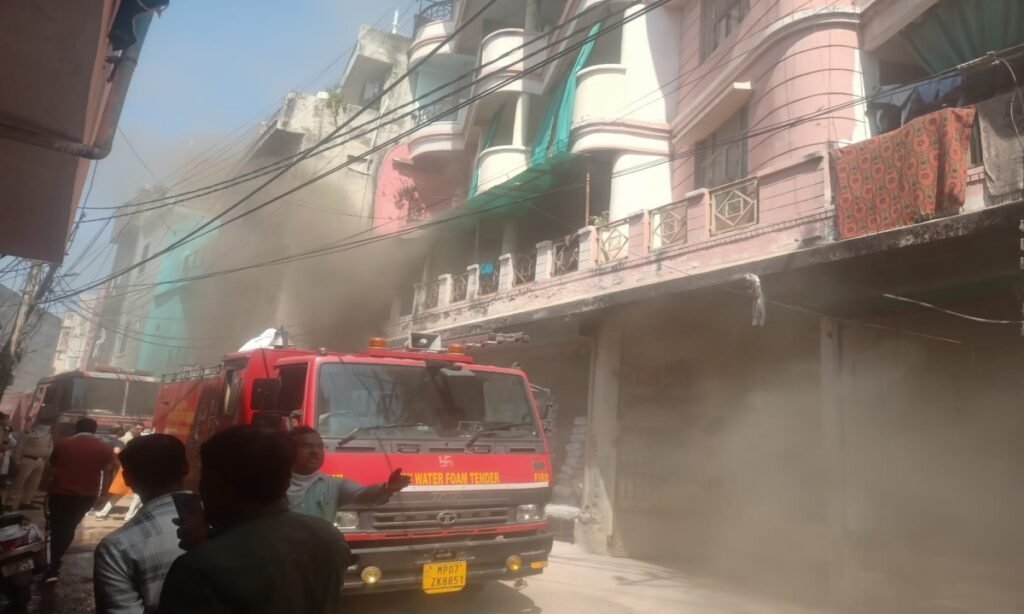 मल्टीस्टोरी बिल्डिंग में भीषण आग