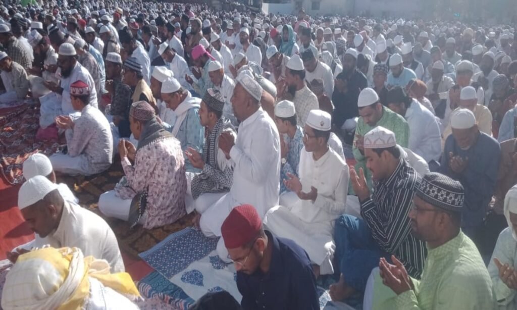 ईदग़ाहों और मस्जिदों में अदा की गई नमाज़, मुल्क में अमन चैन की दुआ मांगी