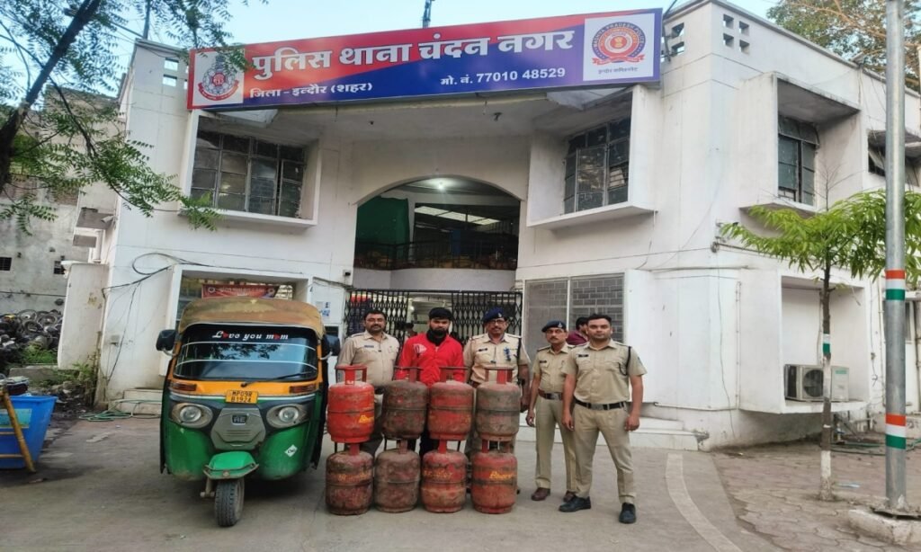 गैस सिलेंडर की कालाबाजारी करते धराया, 8 सिलेंडर बरामद