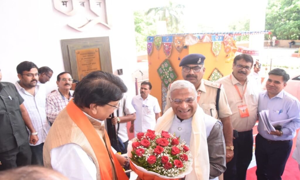 युवा विधायक सम्मेलन में शामिल होने भोपाल पहुंचे राज्यसभा उपसभापति हरिवंश, कैलाश विजयवर्गीय ने किया स्वागत