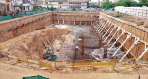 महाराज बाड़े की मल्टीलेवल पार्किंग शुरू नहीं हो सकी, दुकानों में पानी