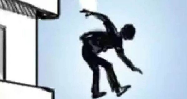 प्रेम-प्रसंग में युवक ने दूसरी मंजिल से लगाई छलांग, हालत गंभीर