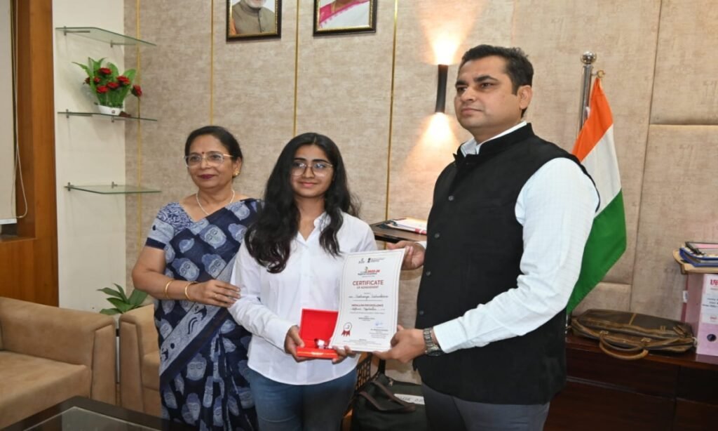 छात्रा ऐश्वर्या को कलेक्टर ने किया सम्मानित