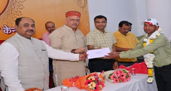 एक साथ 37 परिवारों के जीवन में लौटा उजाला : महापौर