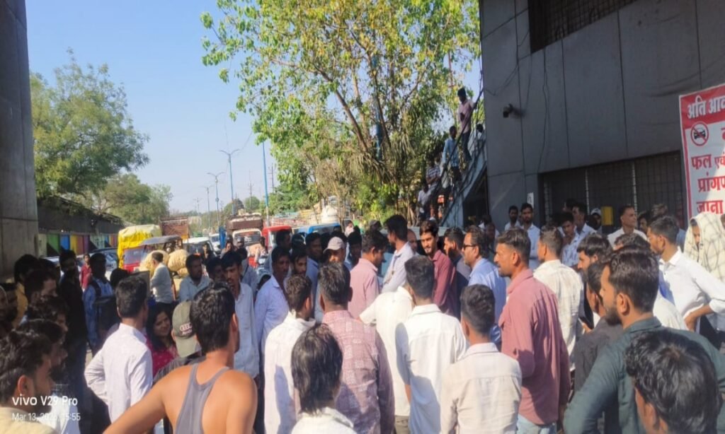 लहसुन के दाम कम मिलने पर दूसरे दिन भी किसानों का हंगामा