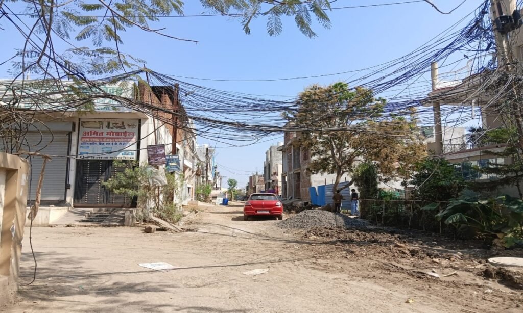 मौत का साया टला, लगाया गया नया विद्युत पोल