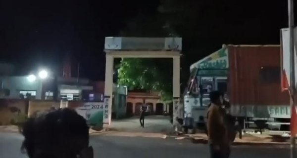 गौरक्षकों ने घेराबंदी कर गायों से भरा कंटेनर ट्रक दबोचा, गौ तस्कर फरार