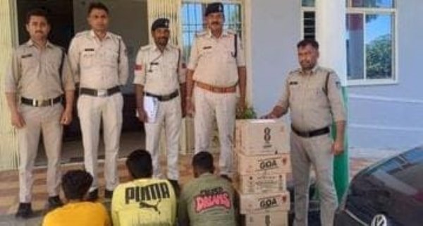 तीन शराब तस्कर गिरफ्तार, 7 पेटी अंग्रेजी शराब ग्वालियर ले जा रहे थे