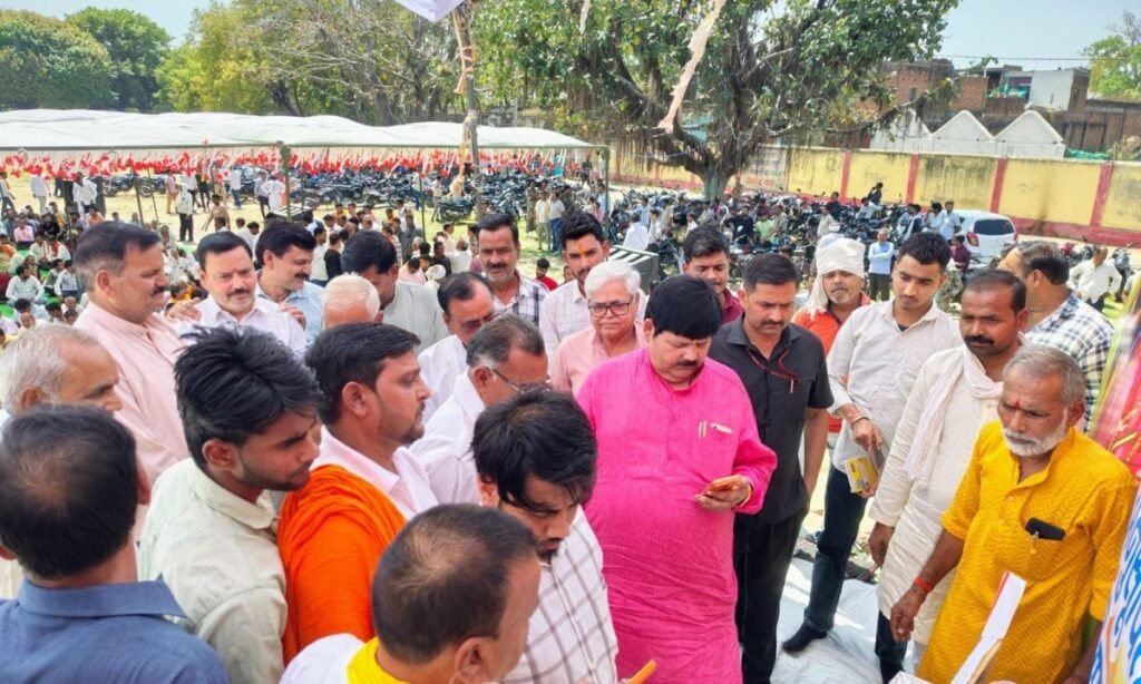 धरना प्रदर्शन पर बैठे लहार के भाजपा विधायक अम्बरीष