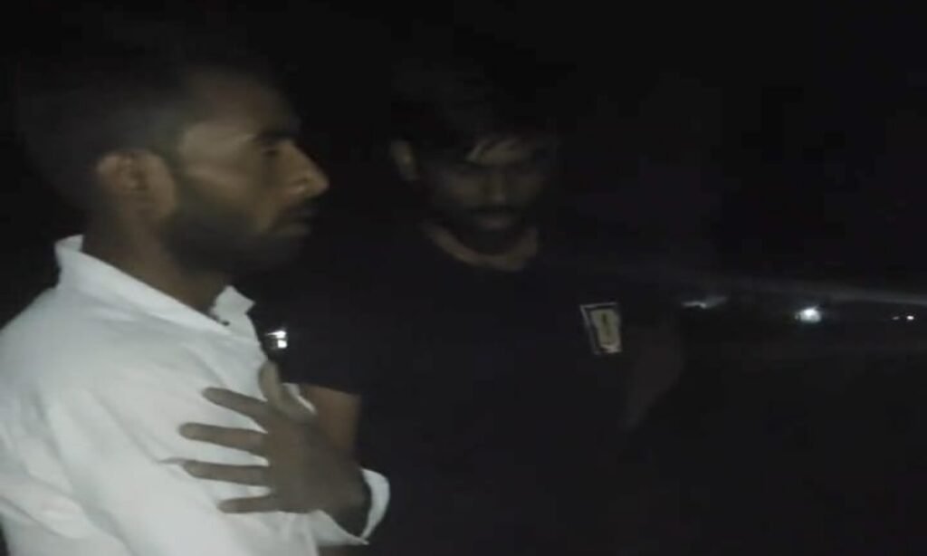 स्कूल में चोरी करने घुसे चोर को सरपंच और ग्रामीणों ने दबोचा, पुलिस के हवाले