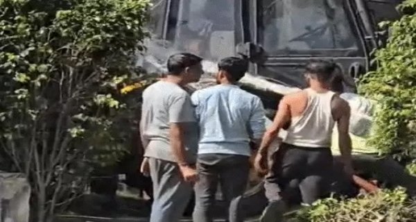 धार रोड स्थित बेकरी में आग, 10 टैंकर पानी से काबू पाया