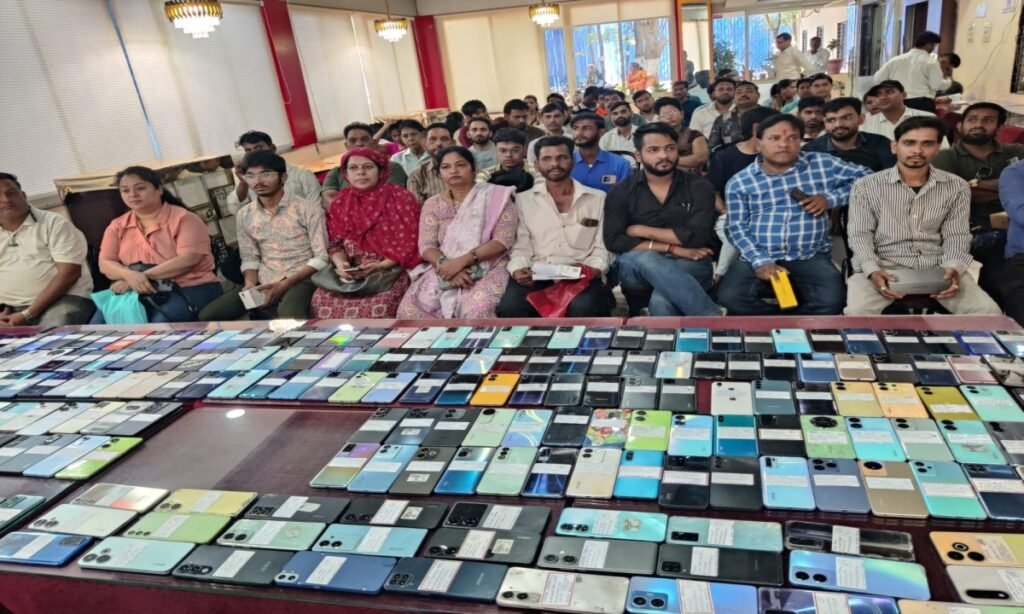 क्राइम ब्रांच ने 60 लाख के 251 गुम मोबाइल लौटाए